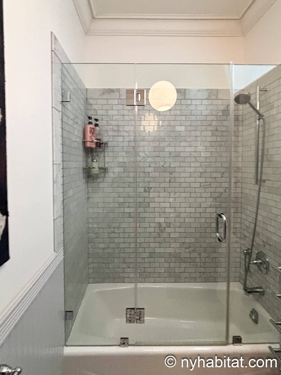 Bathroom 5 - Photo 3 of 3