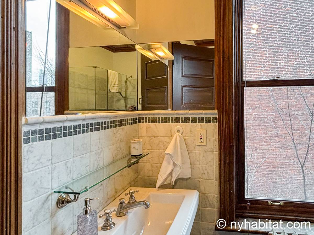 Bathroom 4 - Photo 2 of 5