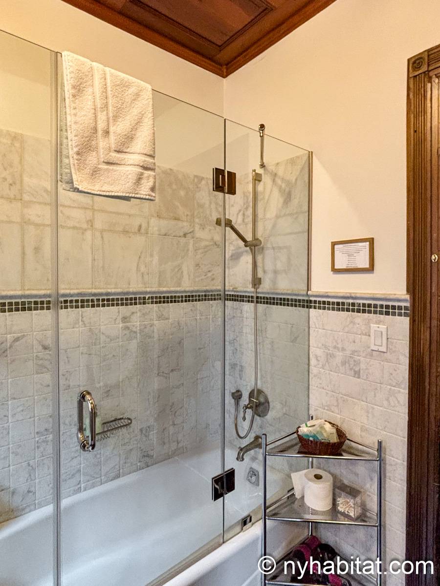 Bathroom 4 - Photo 4 of 5