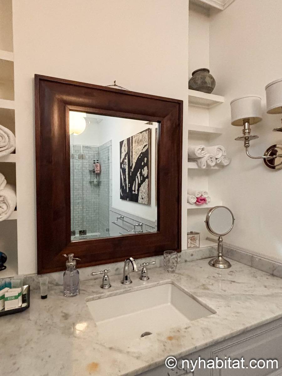 Bathroom 5 - Photo 1 of 3