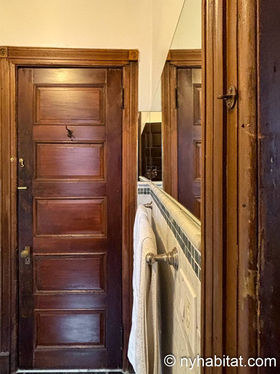 Bathroom 4 - Photo 5 of 5