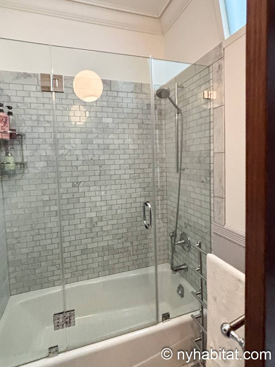 Bathroom 5 - Photo 2 of 3