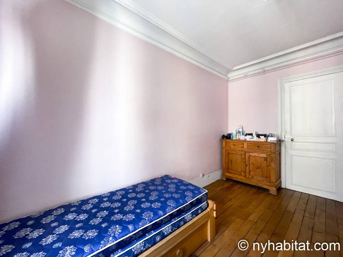 Camera 2 - Photo 3 di 3