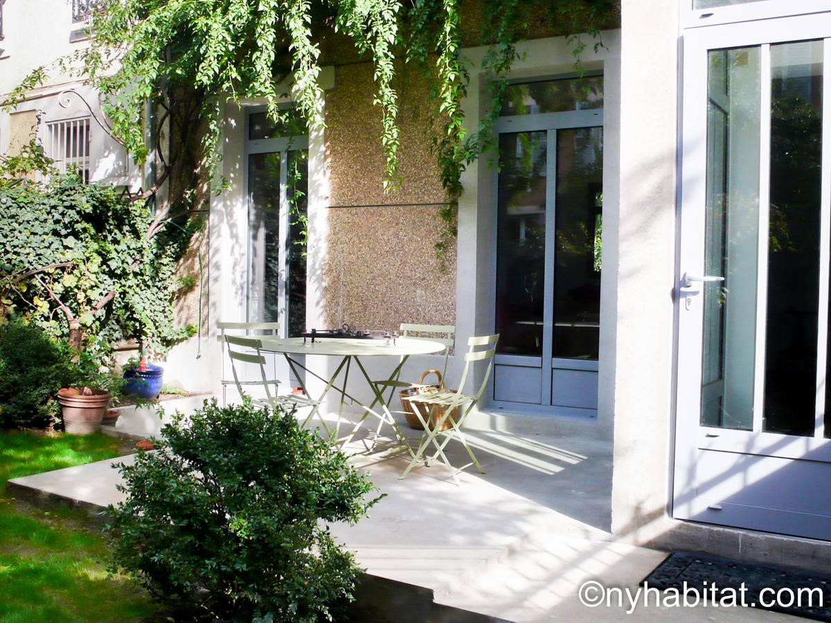 Paris Apartment 3 Bedroom Triplex Townhouse Rental in Menilmontant