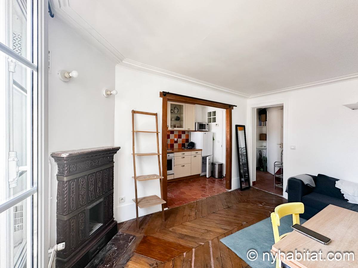 Living room - Photo 4 of 5