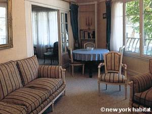 Living room - Photo 2 of 3