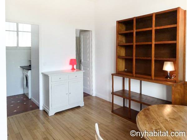 Living room - Photo 3 of 5