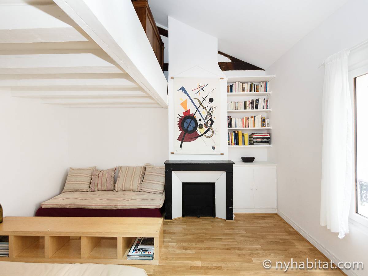 Living room - Photo 3 of 10