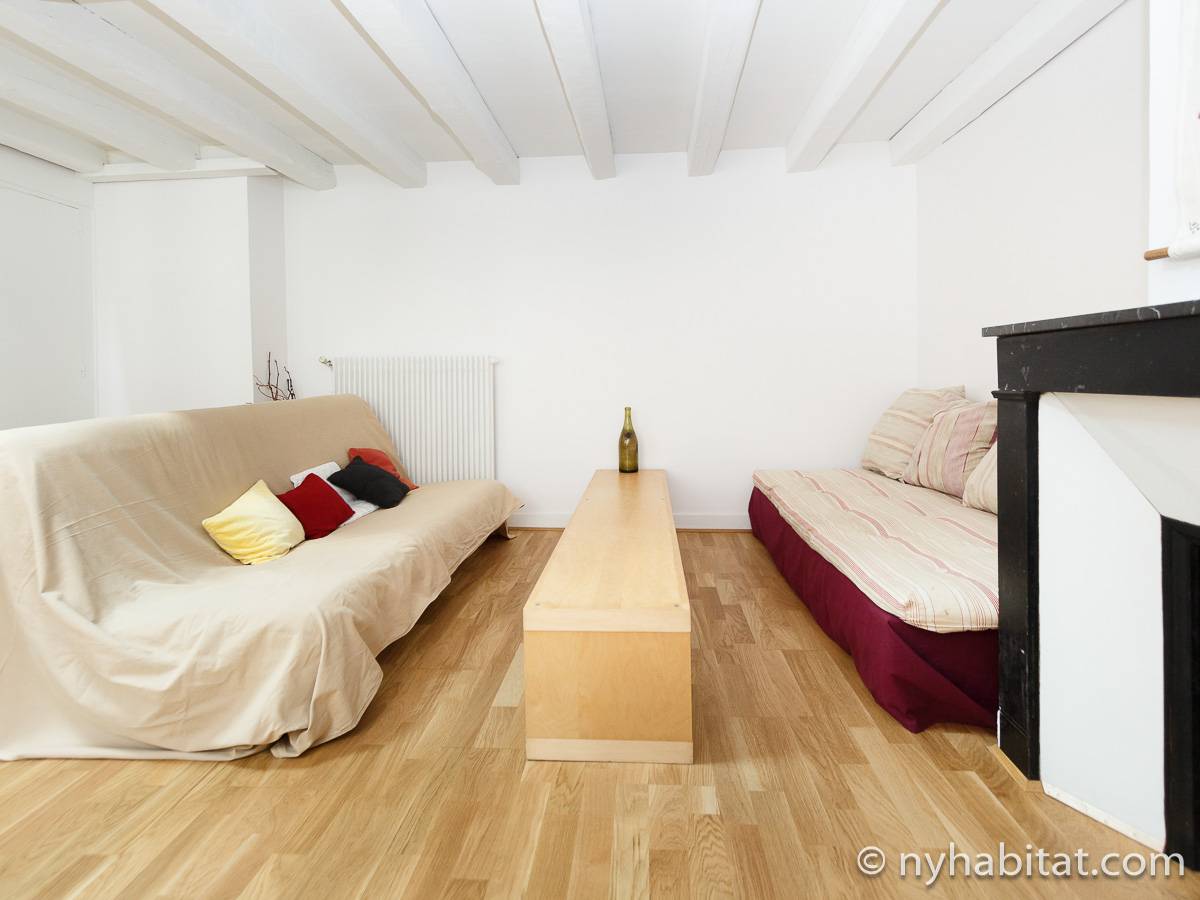 Living room - Photo 2 of 10
