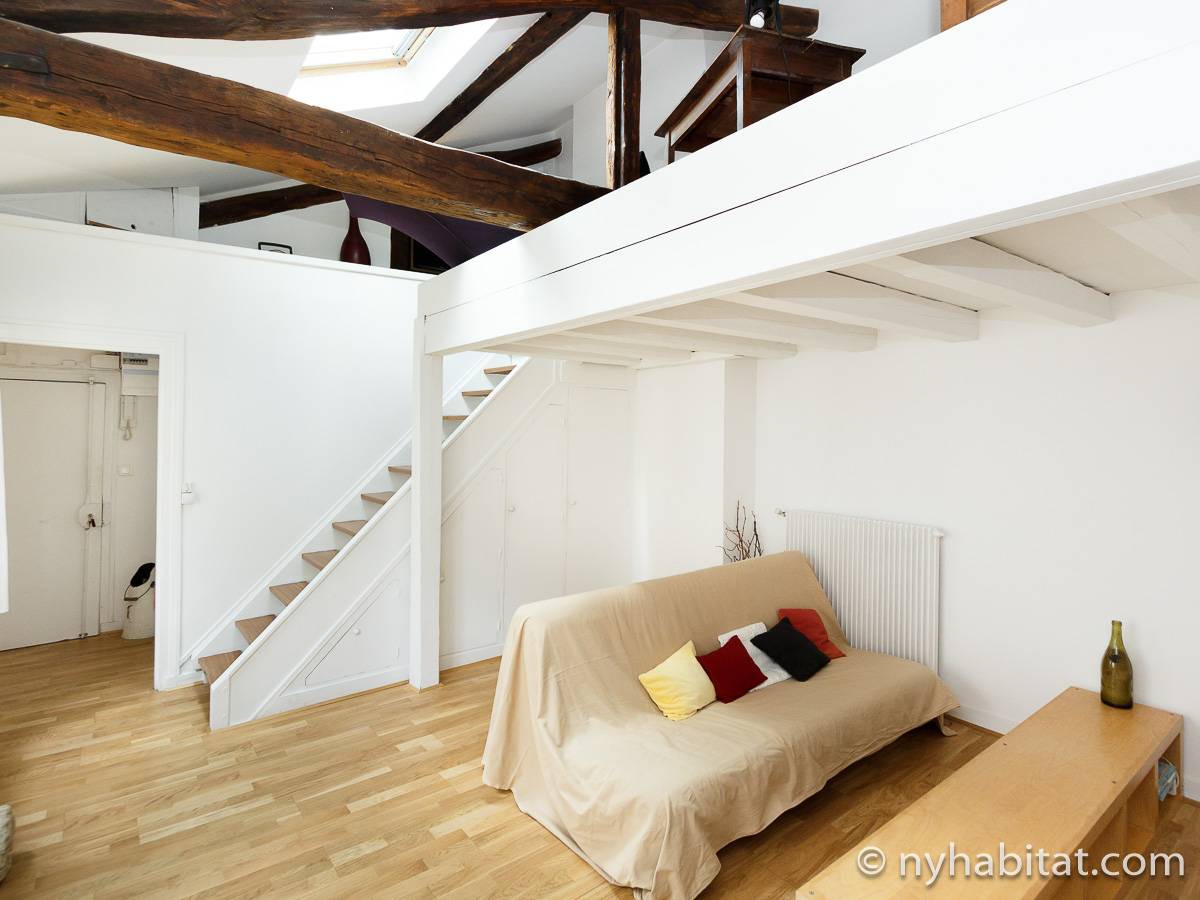 Living room - Photo 4 of 10