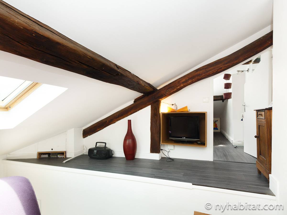 Living room - Photo 10 of 10