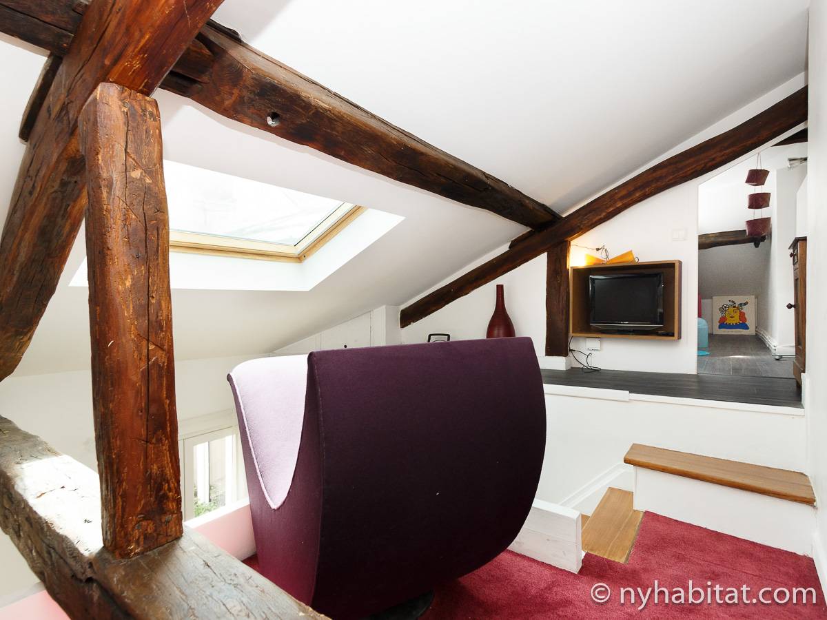 Living room - Photo 9 of 10