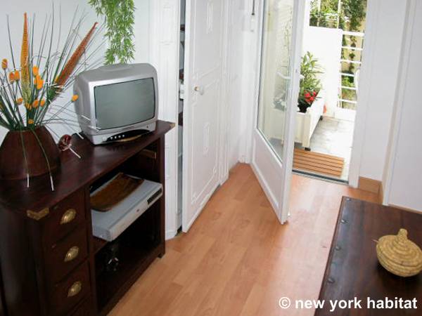 Living room - Photo 4 of 8