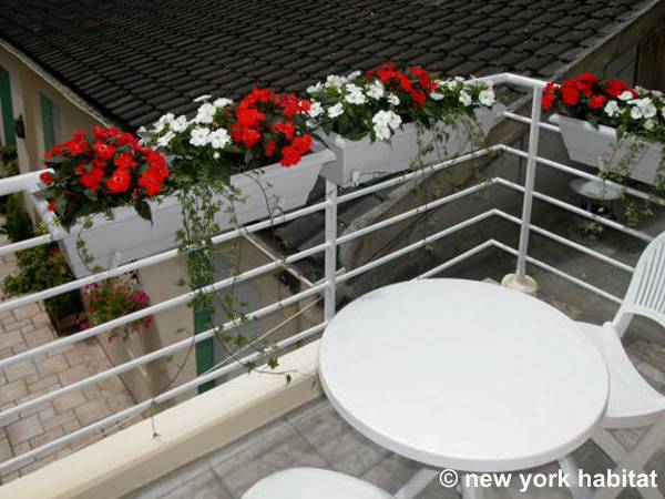Living room - Photo 5 of 8