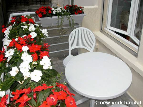Living room - Photo 6 of 8