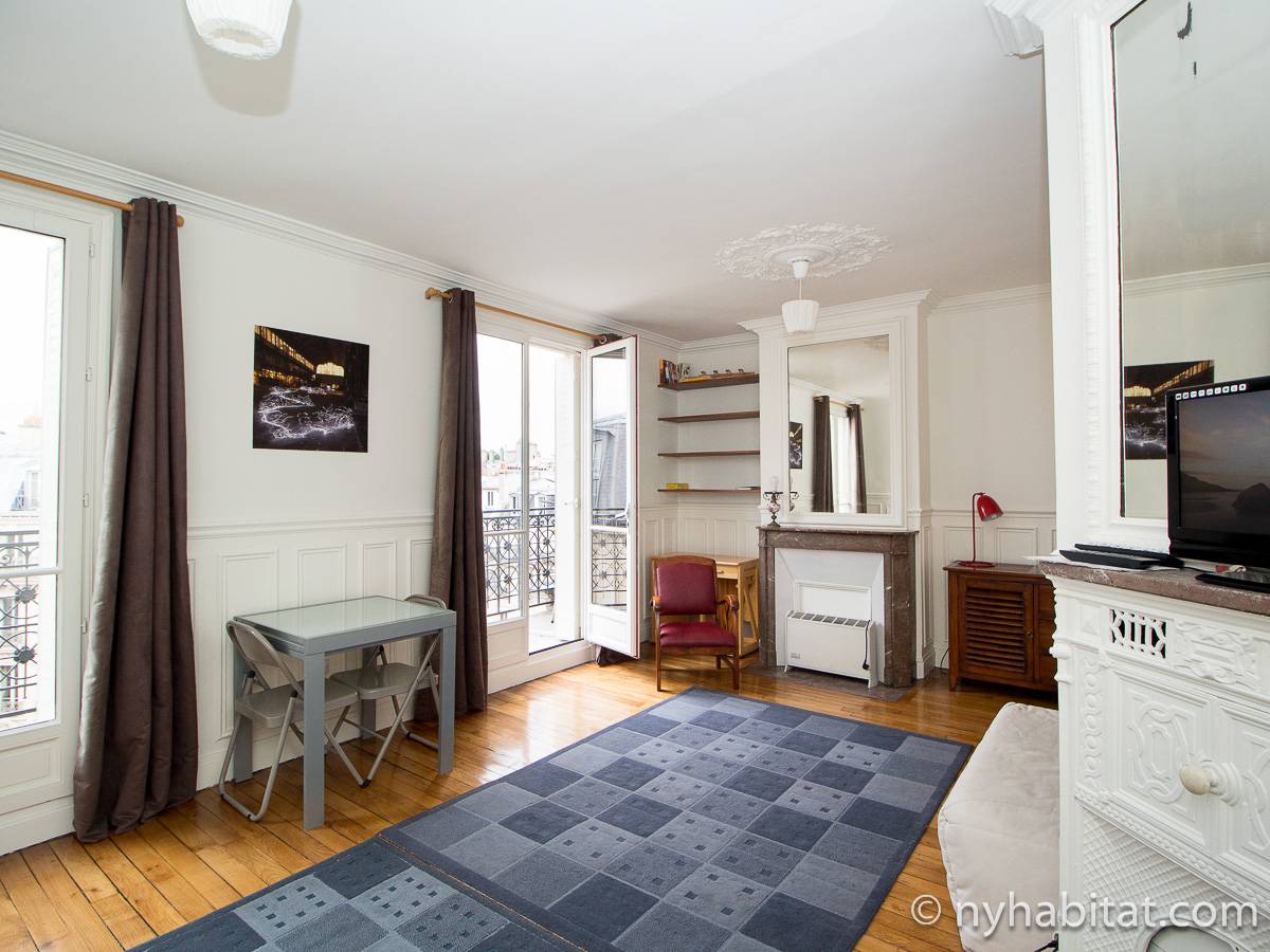 Living room - Photo 5 of 18