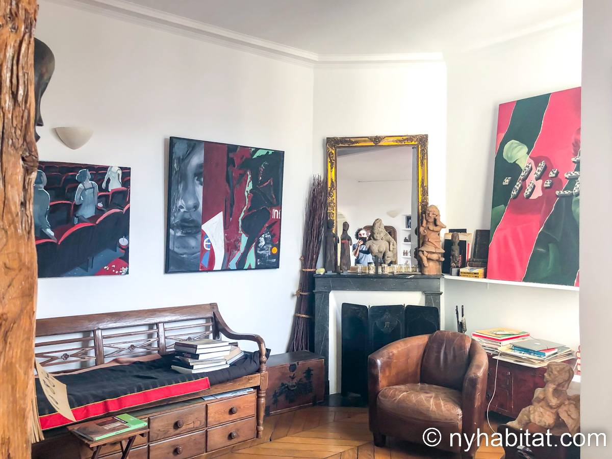 Living room - Photo 3 of 8