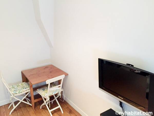 Living room - Photo 3 of 6