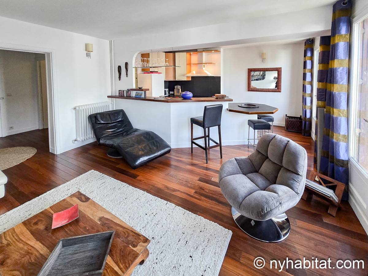 Living room - Photo 3 of 5