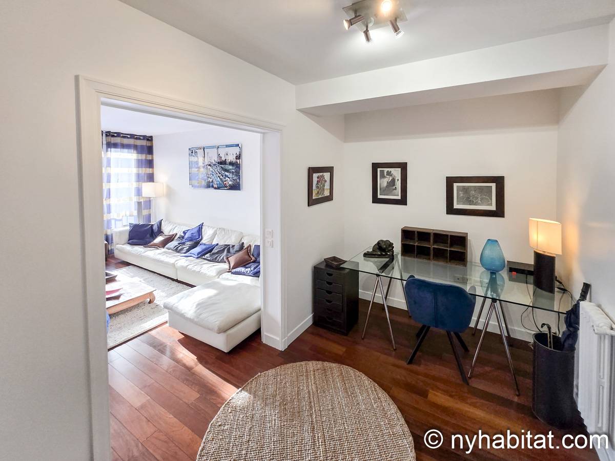 Living room - Photo 4 of 5