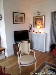Living room - Photo 4 of 9
