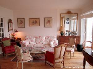 Living room - Photo 1 of 9