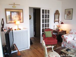 Living room - Photo 5 of 9