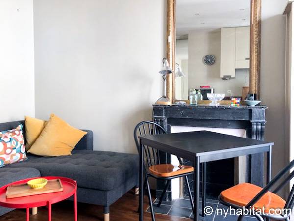 Living room - Photo 3 of 5