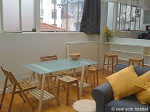 Living room - Photo 4 of 12