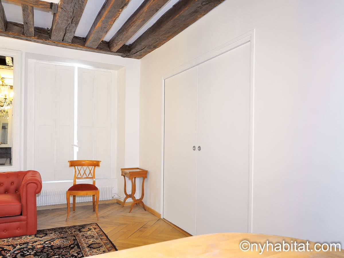 Paris 2 Bedroom Apartment Rental in Champs Élysées (PA4238)