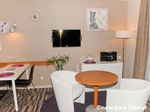 Living room - Photo 3 of 3