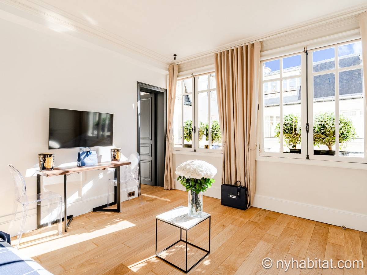 Living room - Photo 3 of 6 Living room - Photo 3 of 6