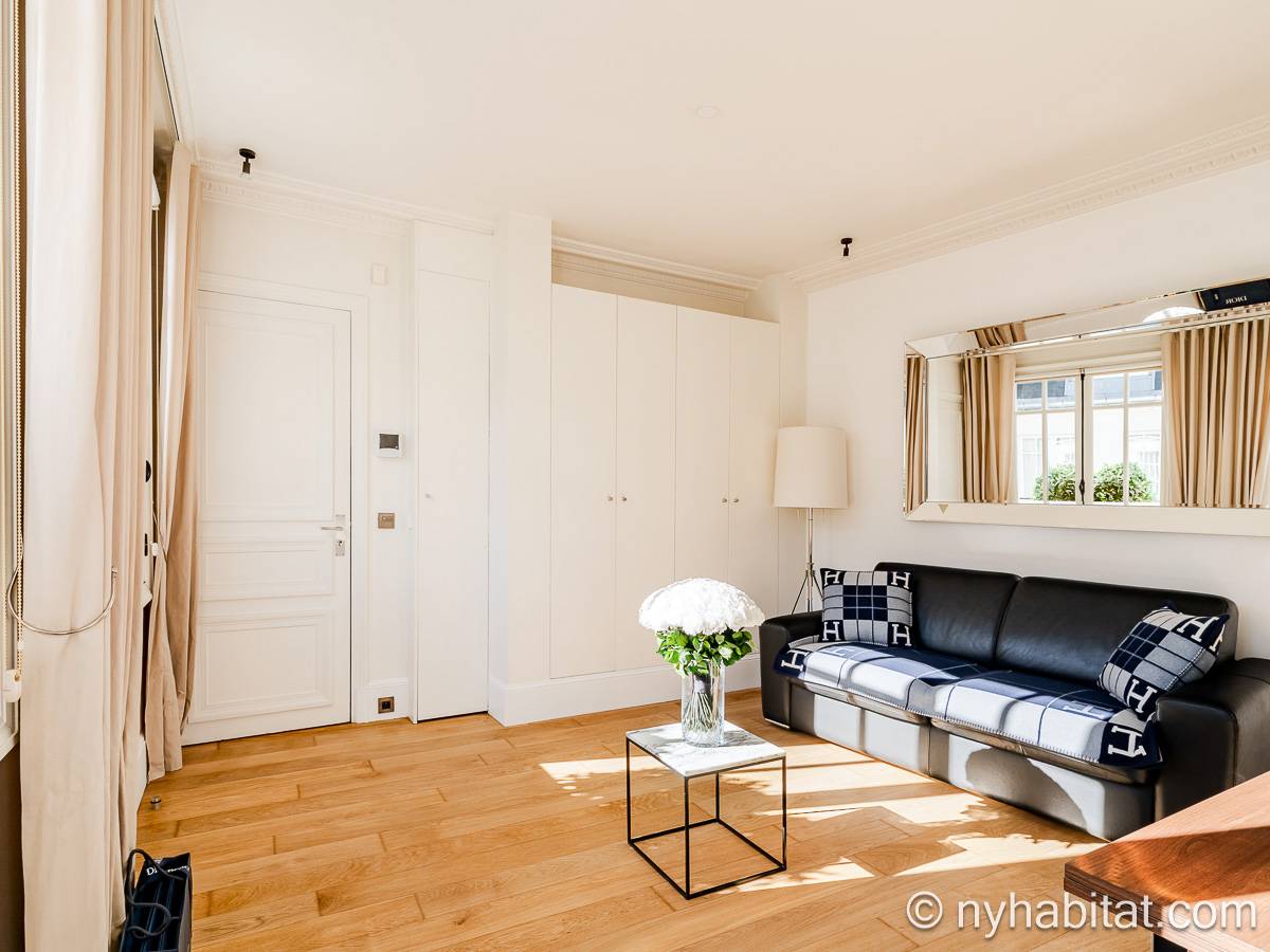 Living room - Photo 5 of 6 Living room - Photo 5 of 6