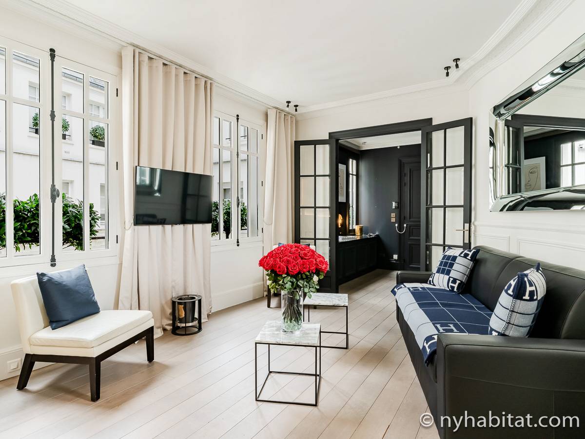 Living room - Photo 4 of 8