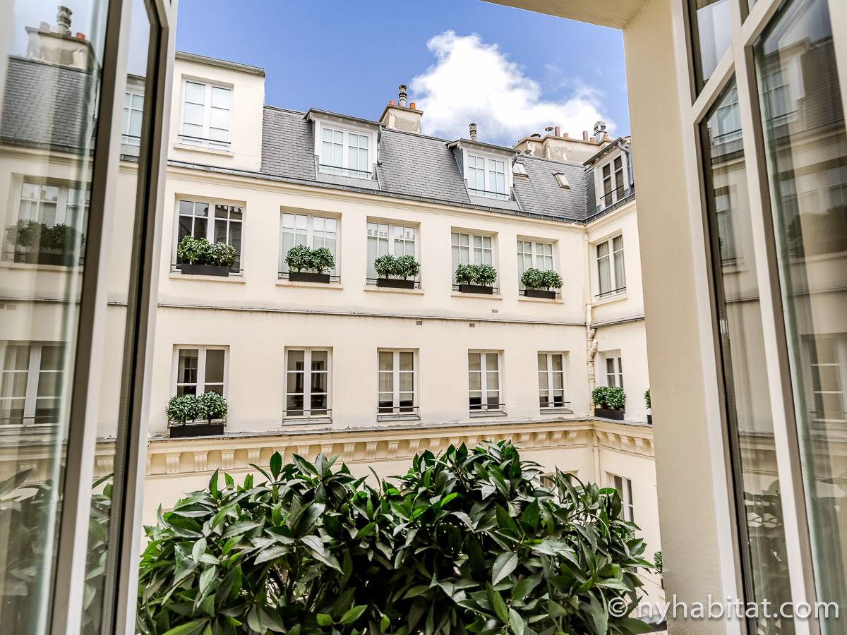 Living room - Photo 7 of 8