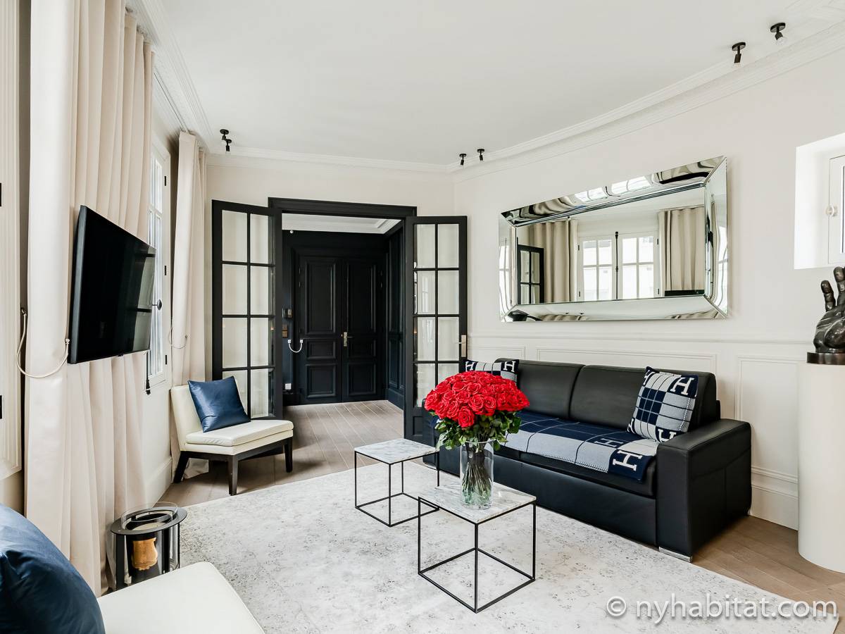 Living room - Photo 5 of 8