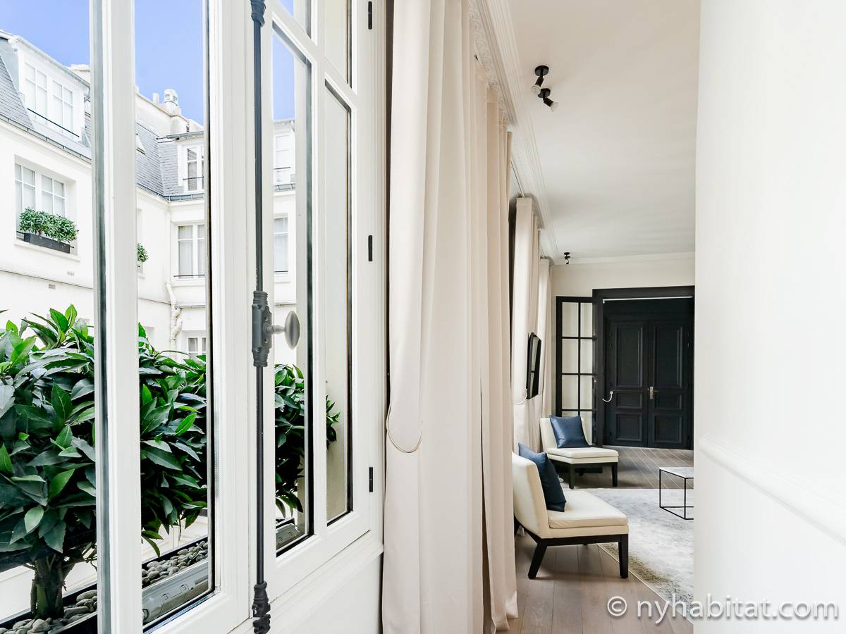 Living room - Photo 6 of 8