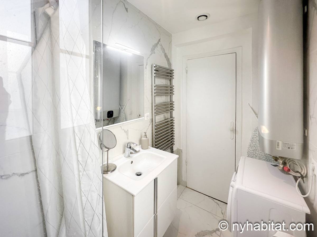 Bathroom - Photo 3 of 7 Bathroom - Photo 3 of 7