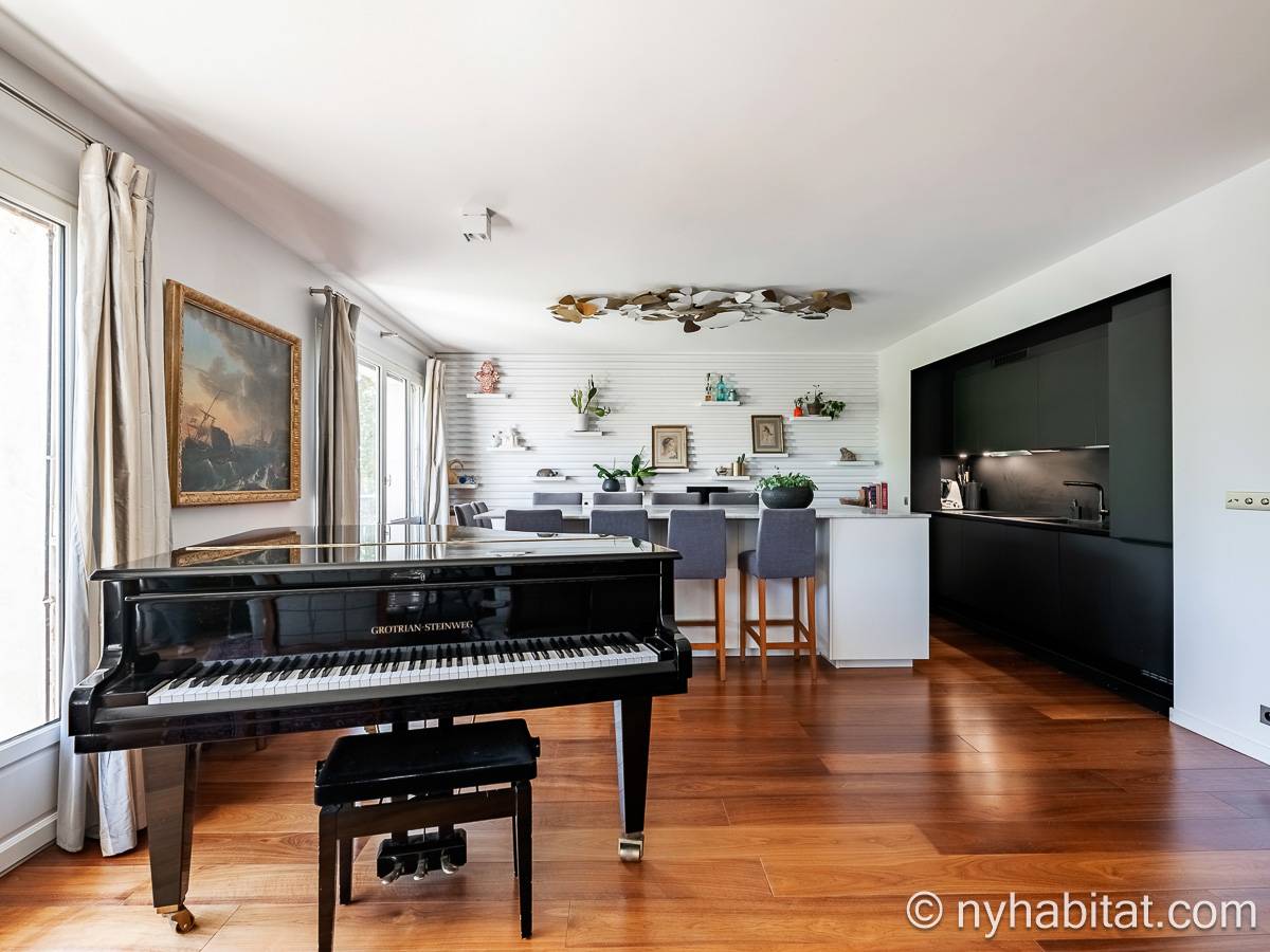 Living room - Photo 8 of 10