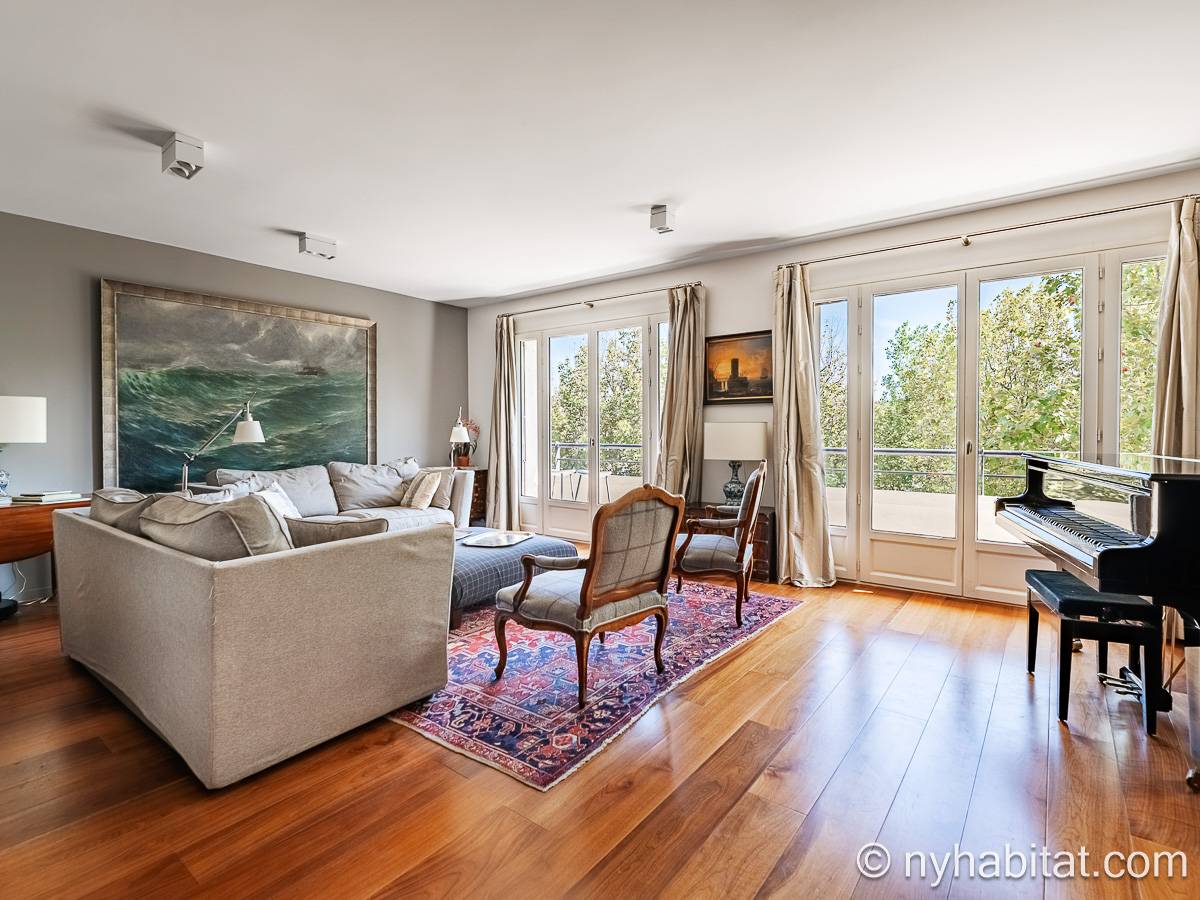 Living room - Photo 2 of 10