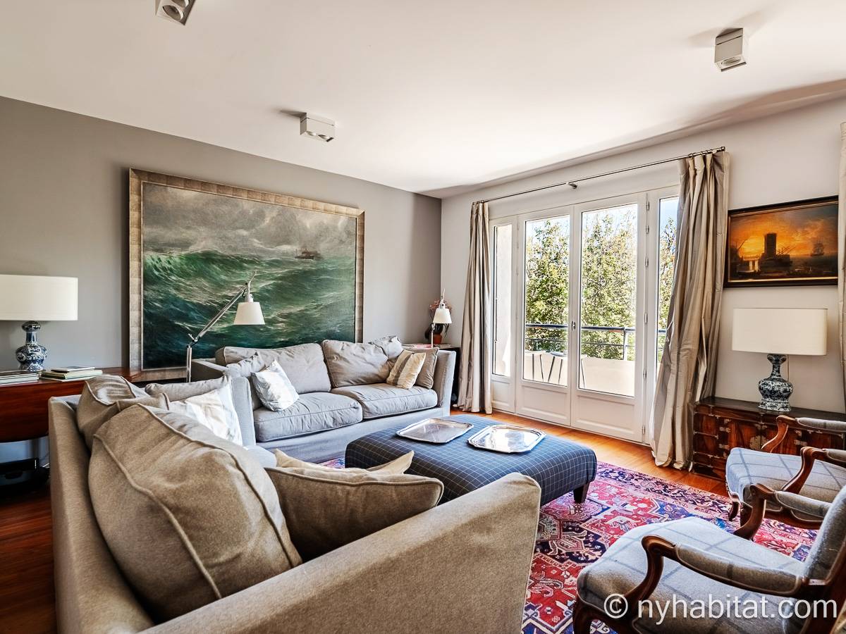 Living room - Photo 3 of 10