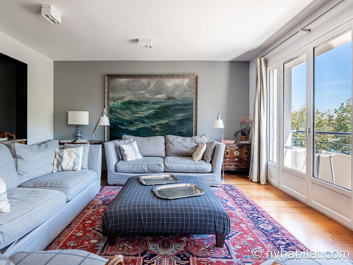 Living room - Photo 5 of 10