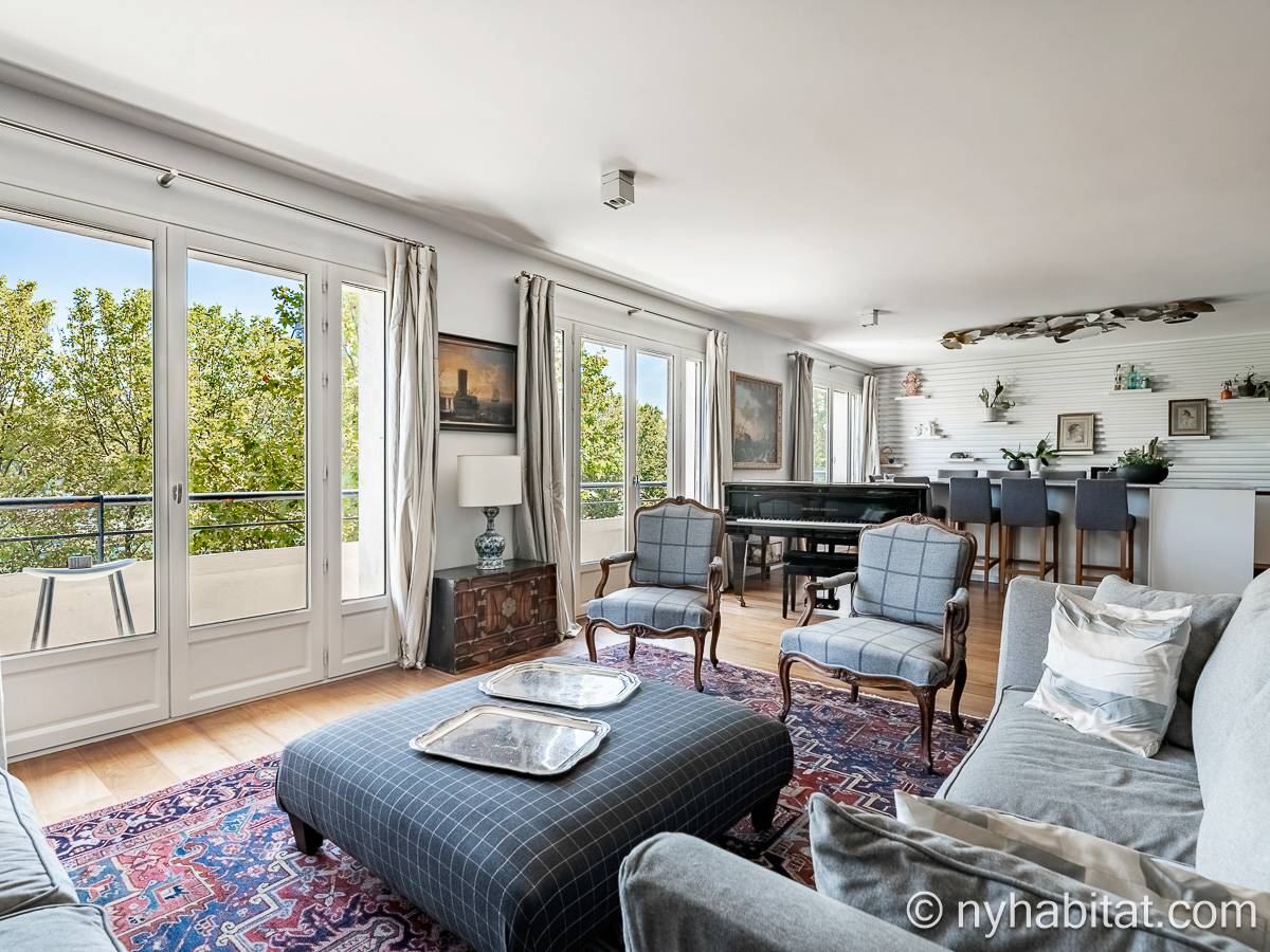 Living room - Photo 4 of 10