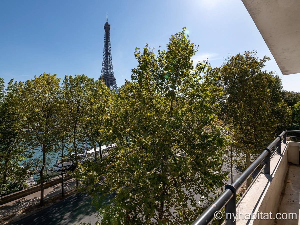 Living room - Photo 9 of 10