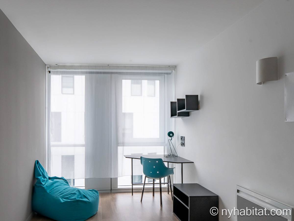 Living room - Photo 2 of 4