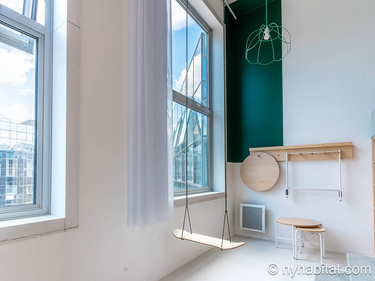 Living room - Photo 3 of 5