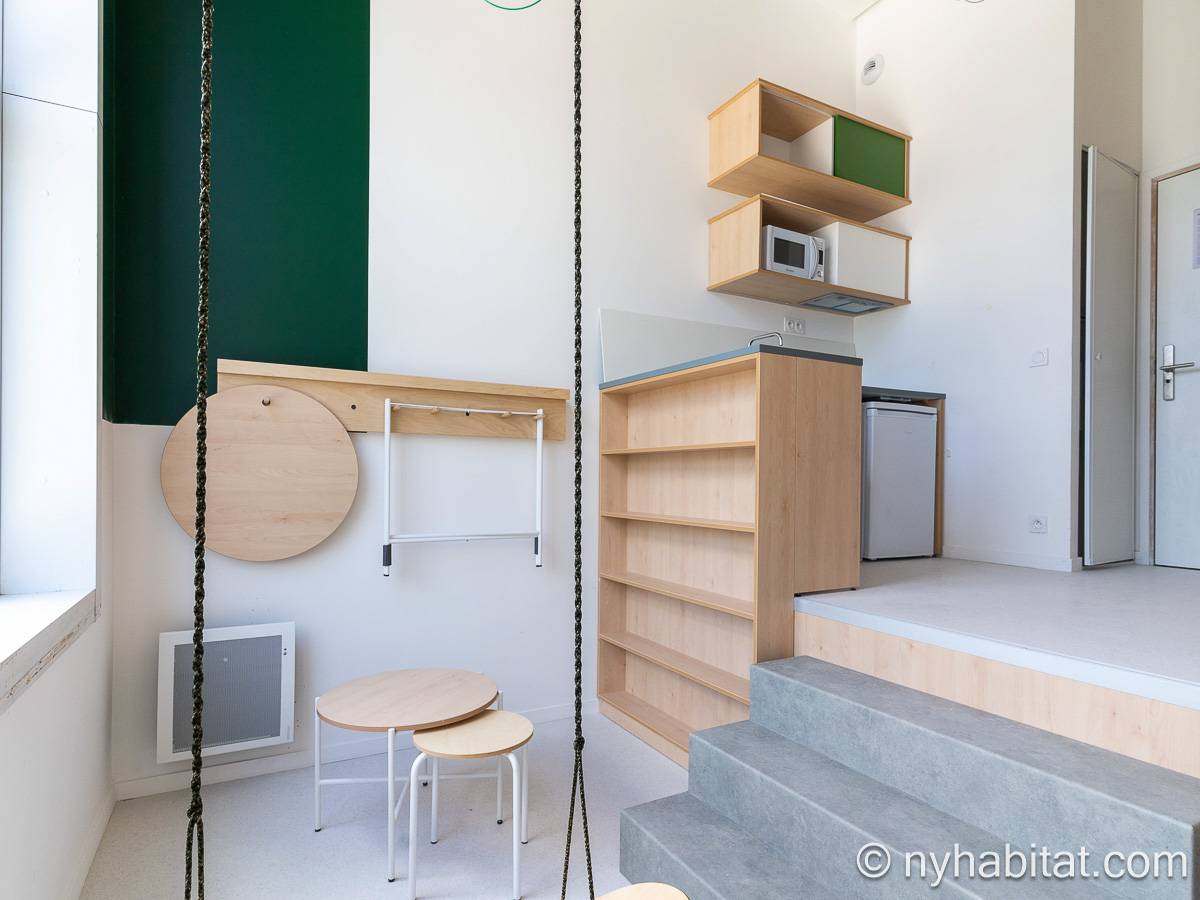 Living room - Photo 4 of 5