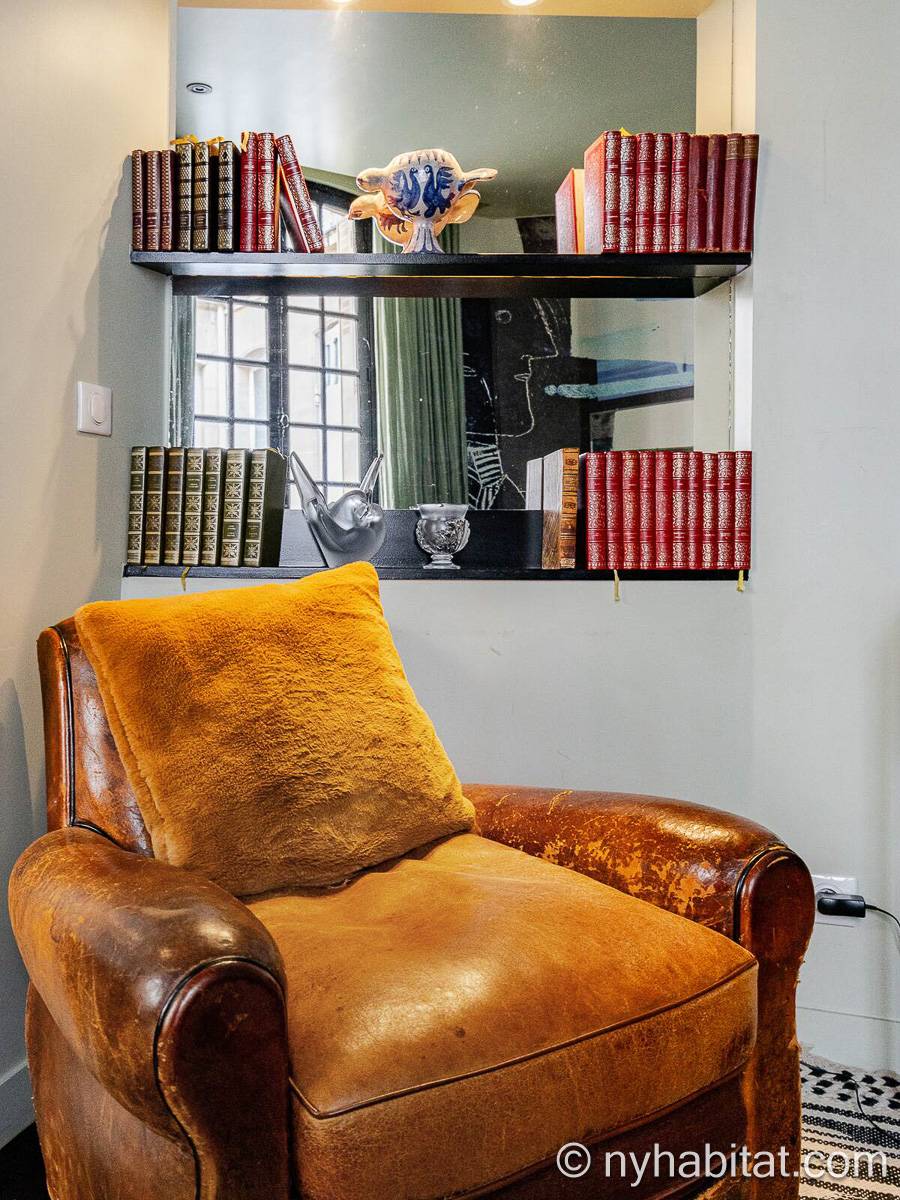 Living room - Photo 4 of 5