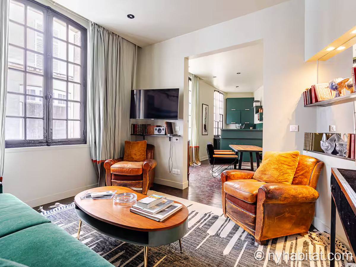 Living room - Photo 3 of 5