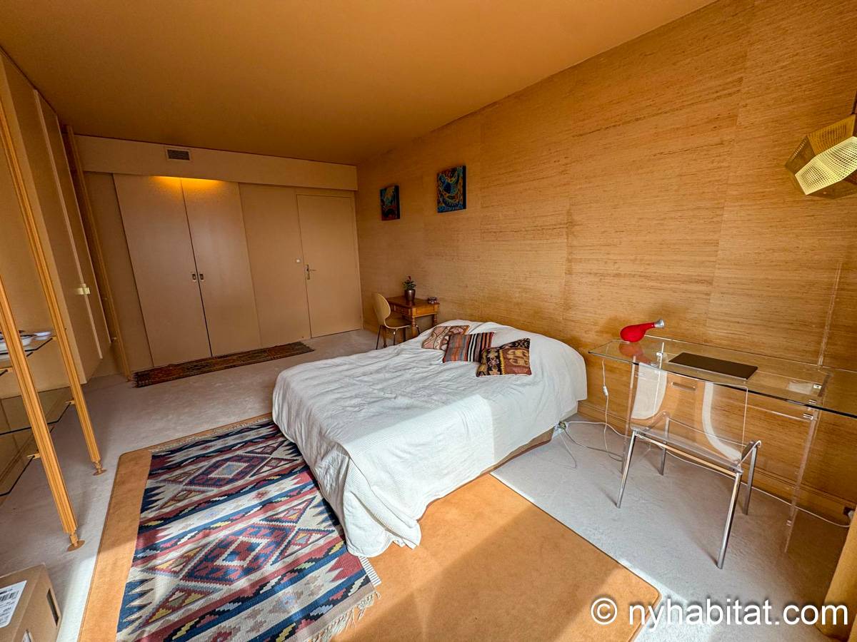 Living room - Photo 2 of 3